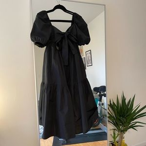 STUNNING Aritzia Puff Sleeved Dress
